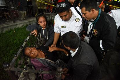 Una dona és atesa per bombers a Alotenango, el 3 de juny.