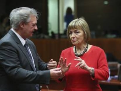 El ministro de Asuntos Exteriores luxemburgués, Jean Asselborn (i), conversa con su homóloga croata, Vesna Pusic, durante Consejo de Ministros de Exteriores de la Unión Europea, en Bruselas (Bélgica) hoy.