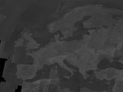 Este mosaico de Europa ha sido realizado con 143 imágenes del satélite ENVISAT, que incorpora el dispositivo ASAR (Advanced Synthetic Aperture Radar). Las imágenes fueron tomadas por el ASAR entre enero y mayo de 2006. Las zonas blancas y oscuras indican ciudades, entre las que destacan claramente Berlín, París, Lisboa o Madrid.