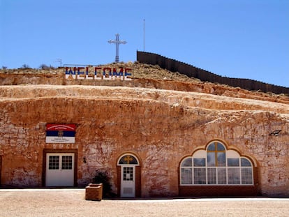 A igreja ortodoxa sérvia de Coober Pedy foi construída na rocha para protegê-la do calor.