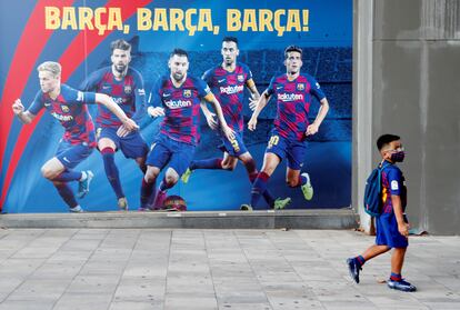 Un niño con el equipaje del Barcelona camina este pasado miércoles por las inmediaciones del Camp Nou.