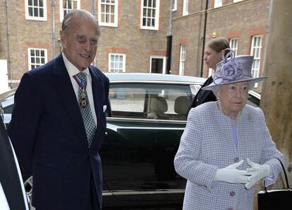 Isabel II de Inglaterra  junto a su marido Felipe de Edimburgo. 