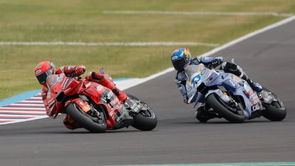 Marc Márquez (izquierda), compite junto a Alex Márquez por la victoria en el Gran Premio de Argentina de MotoGP 2025.