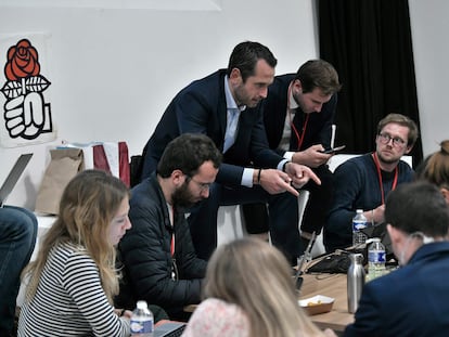 El negociador de los socialistas para la coalición de izquierdas, Pierre Jouvet (de pie, a la izquierda), habla con periodistas durante el consejo nacional del partido en París, el 5 de mayo.