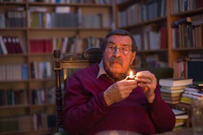 L'escriptor alemany Günter Grass, guardonat amb el Premi Nobel de Literatura i el Príncep d'Astúries, ha mort aquest dilluns als 87 anys en un hospital de Lübeck, al nord d'Alemanya. A la imatge, l'escriptor fotografiat a casa seva, a Lübeck, el 21 de març del 2015.