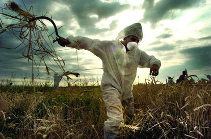 Acción de ecologistas contra un campo de transgénicos en 2004 en Lleida.