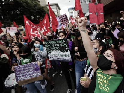 Mujeres en la marcha del 8 de marzo en San José, Costa Rica, como protesta contra los feminicidios, y a favor de los derechos igualitarios y del aborto legal, en el Día Internacional de la Mujer de este 2021.