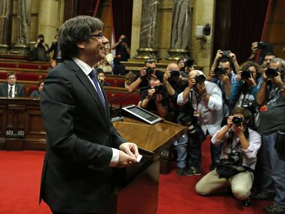 O presidente da Generalitat, Carles Puigdemont, no Parlamento catal&atilde;o. 