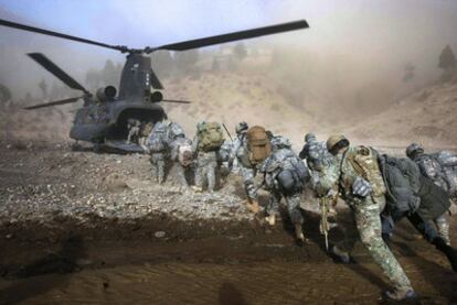 Soldados estadounidenses y afganos se retiran tras una operación en la provincia de Khost, fronteriza con Pakistán, en 2008.