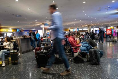 NEWARK, NJ - NOVEMBER 22: People wait for their flights at Newark Liberty International Airport on the day before one of the busiest travel days of the year on November 22, 2022 in Newark, New Jersey. AAA predicted Thanksgiving travel this year will be close to pre-pandemic levels with 54.6 million people traveling 50 miles or more from home. Spencer Platt/Getty Images/AFP (Photo by SPENCER PLATT / GETTY IMAGES NORTH AMERICA / Getty Images via AFP)