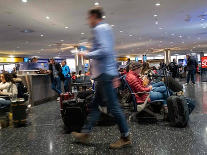 NEWARK, NJ - NOVEMBER 22: People wait for their flights at Newark Liberty International Airport on the day before one of the busiest travel days of the year on November 22, 2022 in Newark, New Jersey. AAA predicted Thanksgiving travel this year will be close to pre-pandemic levels with 54.6 million people traveling 50 miles or more from home. Spencer Platt/Getty Images/AFP (Photo by SPENCER PLATT / GETTY IMAGES NORTH AMERICA / Getty Images via AFP)