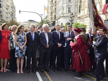 La comitiva oficial, con Fernando Giner portando la Senyera, en la Procesión Cívica.