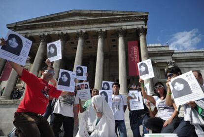 Activistas de derechos humanos se manifiestan en apoyo de Ashtianí en Londres a finales de julio.