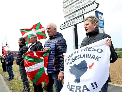 Simpatizantes de la izquierda 'abertzale' piden la amnistía para los presos de ETA frente a Villa Arnaga de Cambo (Francia), en 2018.