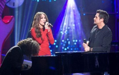 Mal&uacute; y Alejandro Sanz durante su actuaci&oacute;n en &#039;La m&uacute;sica no se toca&#039;, de TVE-1.