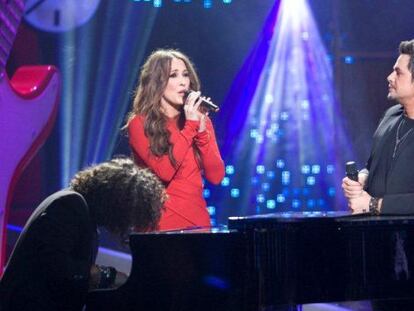 Mal&uacute; y Alejandro Sanz durante su actuaci&oacute;n en &#039;La m&uacute;sica no se toca&#039;, de TVE-1.