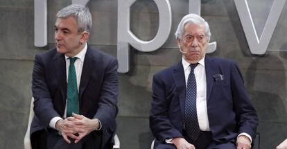 Luis Garicano y Mario Vargas Llosa, este martes, en la presentación del libro.