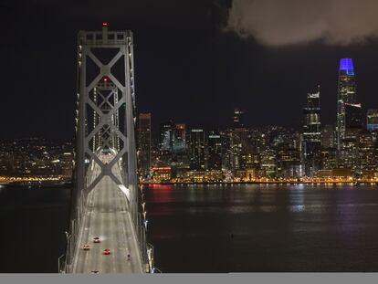 El puente de la bahía de San Francisco, tras declararse el confinamiento de toda la región.