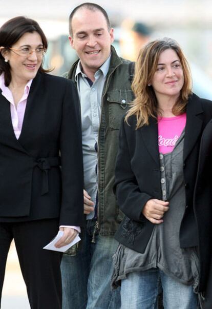 La cooperante liberada Alicia Gámez, junto a su hermano, Germán, y la secretaria de Estado de Cooperación, Soraya Rodríguez, a su llegada a Barcelona.