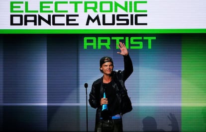 Avicii recibe el premio a mejor artista de música electrónica en la entrega de los 41 American Music Awards en Los Ángeles en 2013.
