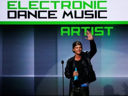 Avicii recibe el premio a mejor artista de música electrónica en la entrega de los 41 American Music Awards en Los Ángeles en 2013.