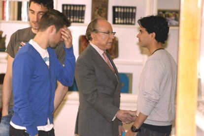 José María Ruiz-Mateos saluda a Michel, capitán del Rayo, en la reunión de hace tres semanas.