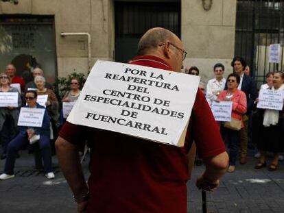 Vecinos de Fuencarral protestan frente a Sanidad.