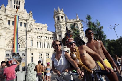 Varios participantes en la manifestación delante del edificio del Ayuntamiento de Madrid.