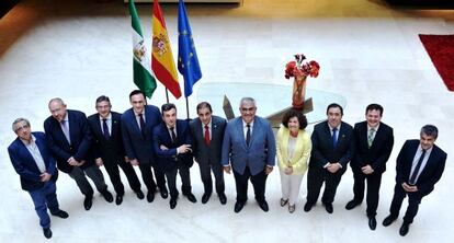 Los rectores de las universidades p&uacute;blicas andaluzas con el consejero de Conocimiento, Antonio Ram&iacute;rez de Arellano.