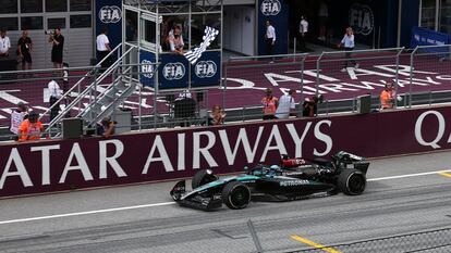 George Russell cruza la meta en el Gran Premio de Austria.