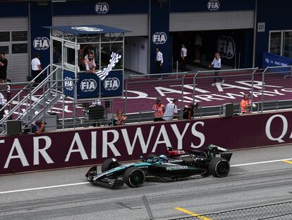 George Russell cruza la meta en el Gran Premio de Austria.