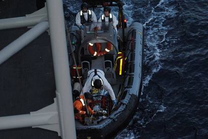 Traslado a la fragata Canarias del superviviente gambiano de un naufragio en el Mediterr&aacute;neo.  