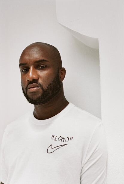 Aunque hasta ahora ha vivido a la sombra de su amigo Kanye West, Virgil Abloh ha sabido trasladar el lujo de la pasarela a la actitud de la calle -que nos perdone Demna Gvasalia-. Para él la ropa es lenguaje y no considera Off-White su marca, sino un proyecto artístico. De hecho, él no estudió moda. Su universo se asienta en estudios de Ingeniería Civil y un máster de Arquitectura, y gira en torno a la cultura 'skate', los 'graffitis' con los que creció en Chicago, o las carátulas de sus álbums de hip hop o rock. En sus colecciones tampoco faltan gorras o sudaderas.