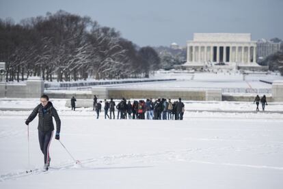 A woman cross county skies along the National Mall near the Lincoln Memorial February 17, 2015 in Washington, DC. The DC area received several inches of snow effecting public transportation and shutting down the Federal Government.