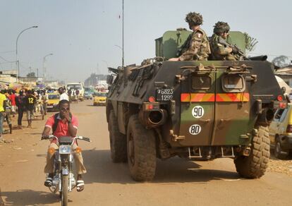 Soldados franceses patrullan las calles de Bangui, capital de la República Centroafricana, 28 de noviembre de 2013. Unos 470.000 civiles, el 10% de una población de 4,6 millones, se han visto obligados a huir de sus casas en el último año, dejando atrás aldeas enteras vacías, como denuncia la Agencia para los refugiados de la ONU.
