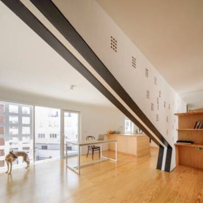 Interior de la vivienda en Granada reformada por el estudio de arquitectura CUAC.