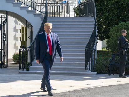 El presidente de EE UU, Donald Trump, frente a la Casa Blanca la semana pasada.