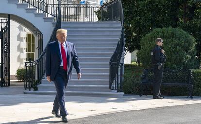 El presidente de EE UU, Donald Trump, frente a la Casa Blanca la semana pasada.