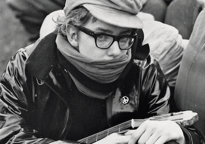 Un manifestante en una protesta en Londres en 1962. Foto del libro 'The bag I’m in: Underground music and fashion in Britain 1960-1990' (Cicada Books), de Sam Knee.