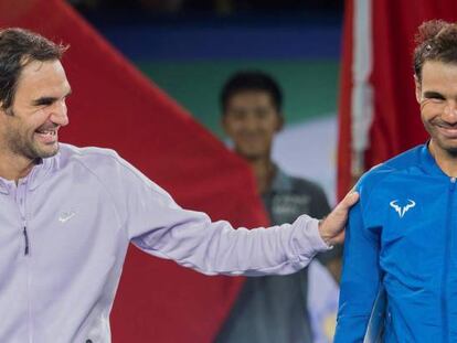 Federer y Nadal, durante la ceremon&iacute;a final en Shangh&aacute;i.