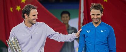Federer y Nadal, durante la ceremon&iacute;a final en Shangh&aacute;i.