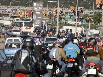 Motos y coches se amontonaban ayer a la entrada del circuito Ricardo Tormo de Cheste.
