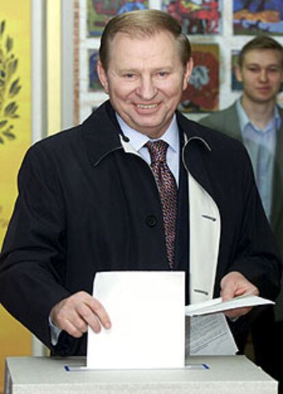 Leonid Kuchma vota en las elecciones generales de  abril de 2002.
