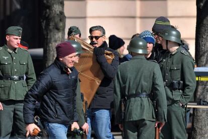 George Clooney, en el centro, en el rodaje de 'The monuments men', en los estudios Babelsberg