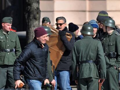 George Clooney, en el centro, en el rodaje de &#039;The monuments men&#039;, en los estudios Babelsberg