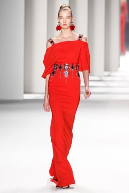 Karlie Kloss luce un vestido de Carolina Herrera en la Semana de la Moda de Nueva York.