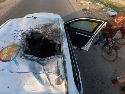 Estado de uno de los vehículos del convoy de la ONG World Central Kitchen alcanzados por el ataque israelí.