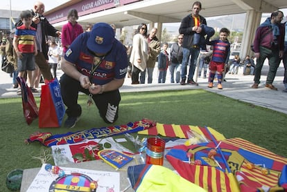 Seguidors de Johan Cruyff deixen ofrenes a l'altar improvisat en el Camp Nou.