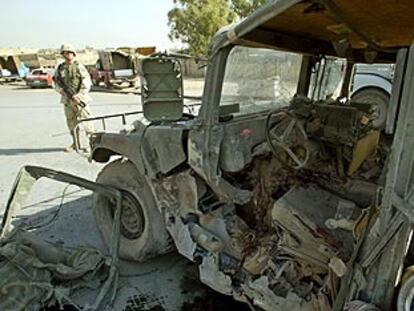 Un soldado de la 101ª División Aerotransportada, ayer, frente a un vehículo militar destrozado por una bomba en Mosul.