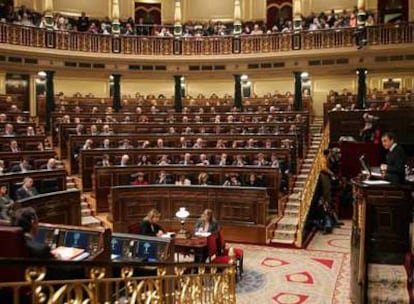 Los invitados al pleno y los diputados siguen la intervención del presidente del Gobierno.